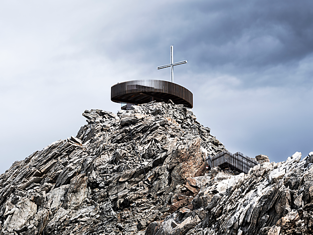 Viewing platform Iceman Ötzi Peak: hiking in northern Italy