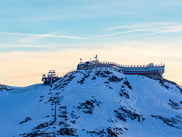 Family holidays in the Alps in summer at the glacier: Val Senales