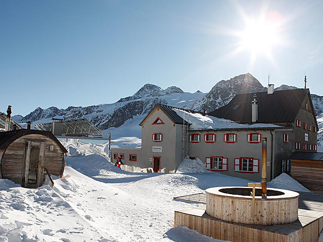 Is it safe to hike on glaciers? Try our experience packages!