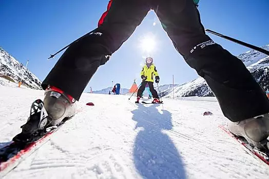 Erste Erfahrungen auf den Skiern am Glockenlift